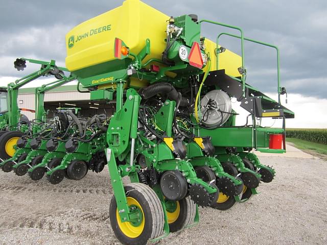 Image of John Deere 1775 equipment image 3