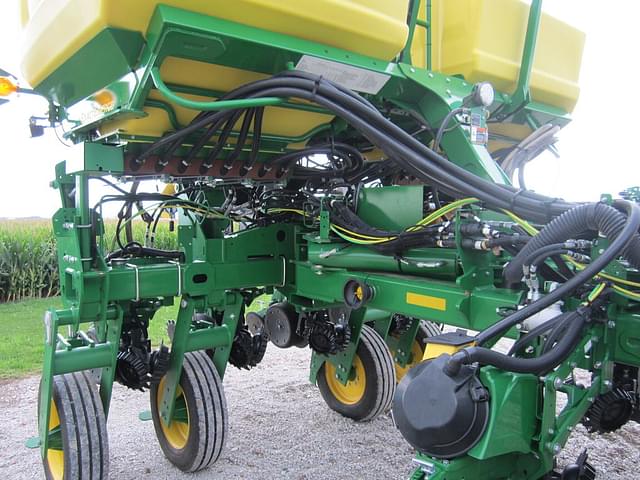 Image of John Deere 1775 equipment image 4