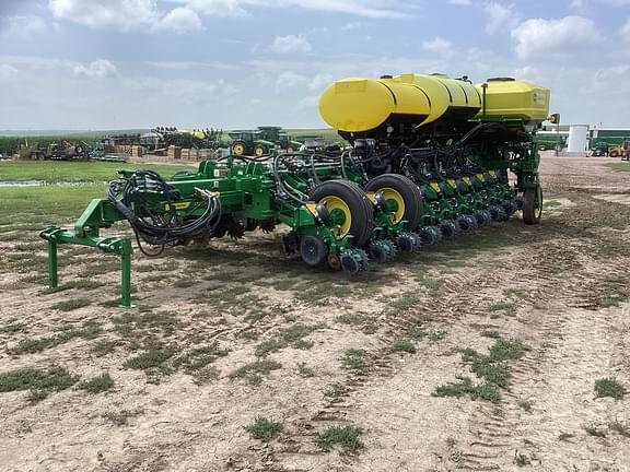 Image of John Deere 1775 equipment image 1