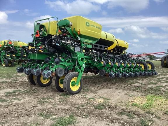 Image of John Deere 1775 equipment image 4