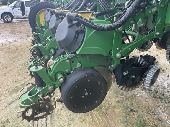 Image of John Deere 1775 equipment image 3