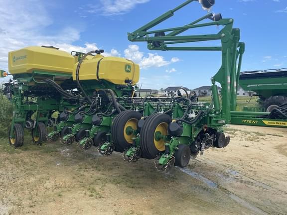 Image of John Deere 1775 equipment image 4