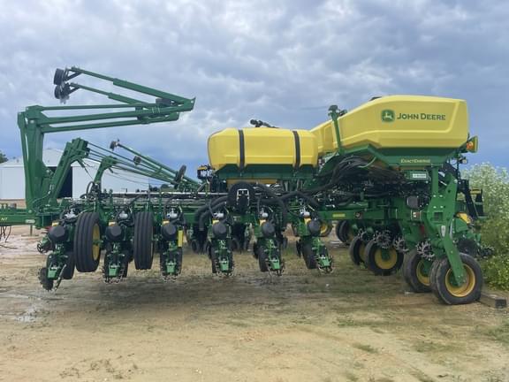 Image of John Deere 1775 equipment image 1