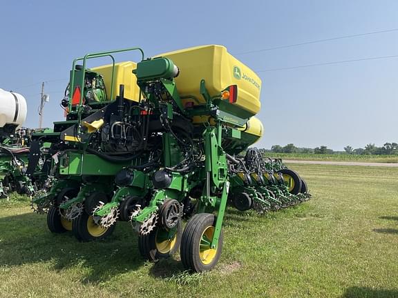 Image of John Deere 1775 equipment image 2