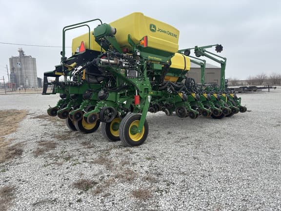 Image of John Deere 1775 equipment image 2