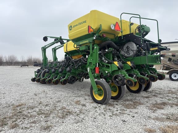 Image of John Deere 1775 equipment image 3