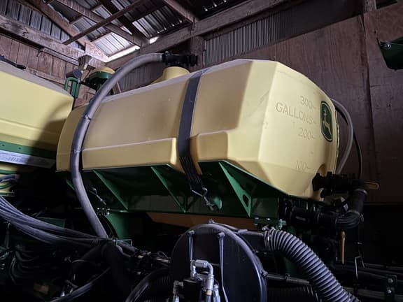 Image of John Deere 1775 equipment image 4