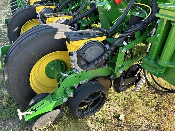 Image of John Deere 1775 equipment image 1