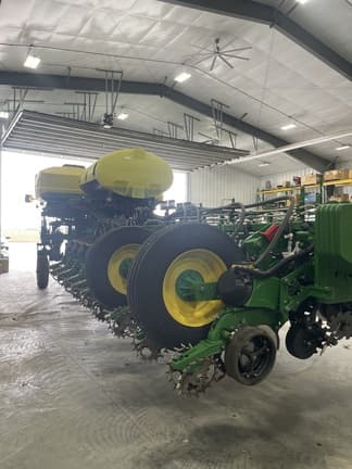 Image of John Deere 1775 equipment image 2