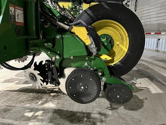 Image of John Deere 1775 equipment image 3