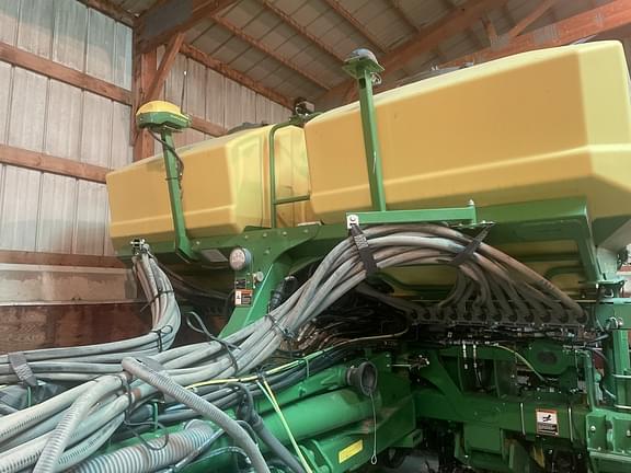 Image of John Deere 1775 equipment image 4