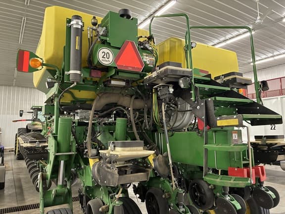 Image of John Deere 1775 equipment image 3