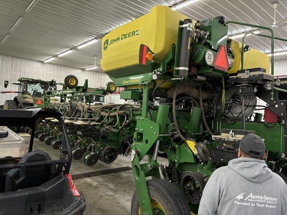 Image of John Deere 1775 equipment image 4