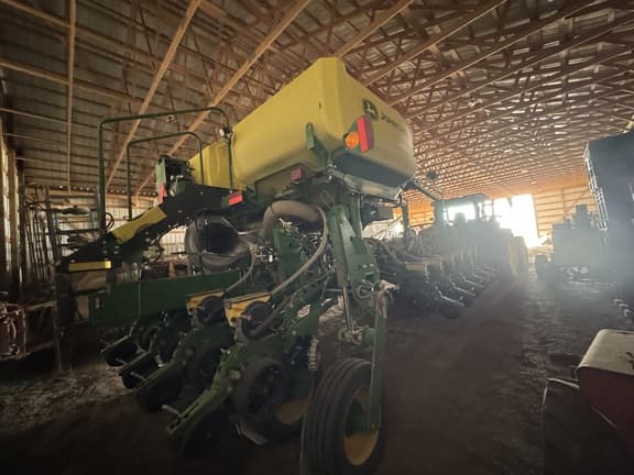 Image of John Deere 1775 equipment image 3
