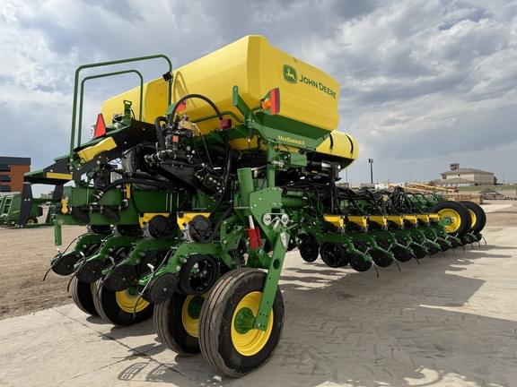 Image of John Deere 1775 equipment image 4