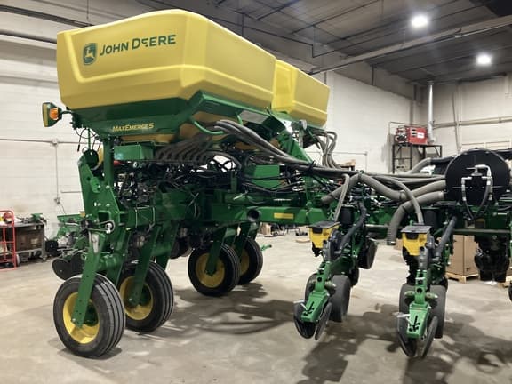 Image of John Deere 1775 equipment image 4