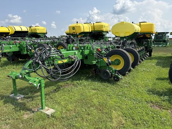2022 John Deere 1775 Equipment Image0