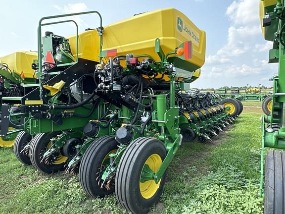 Image of John Deere 1775 equipment image 2