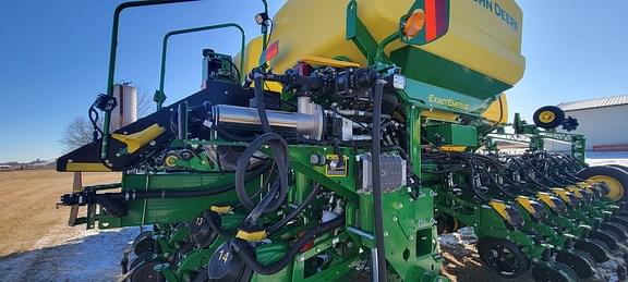 Image of John Deere 1775 equipment image 4