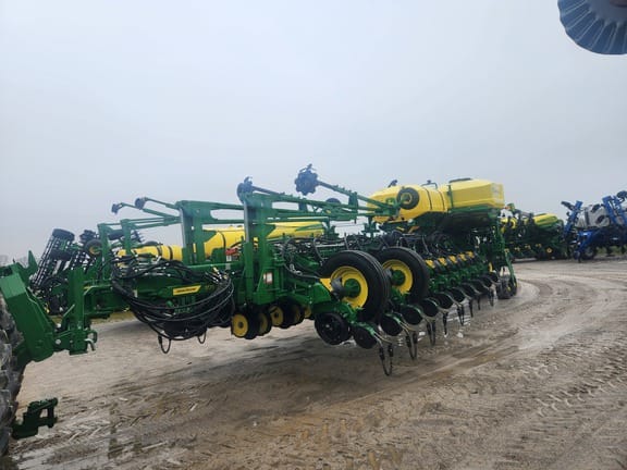 2022 John Deere 1775 Equipment Image0