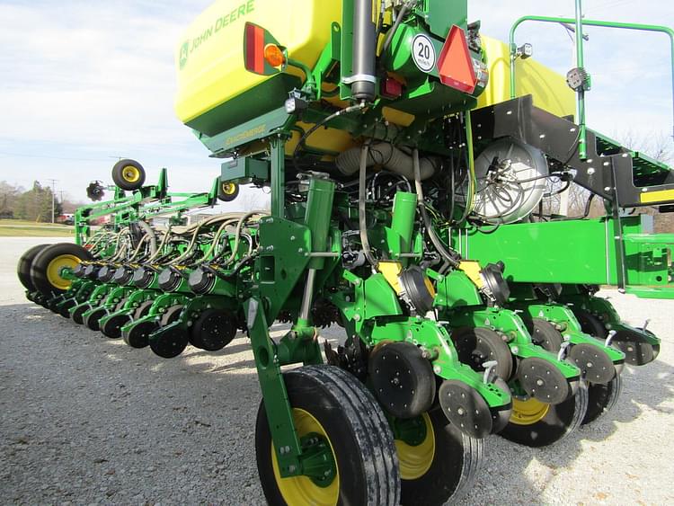 2022 John Deere 1775 Equipment Image0