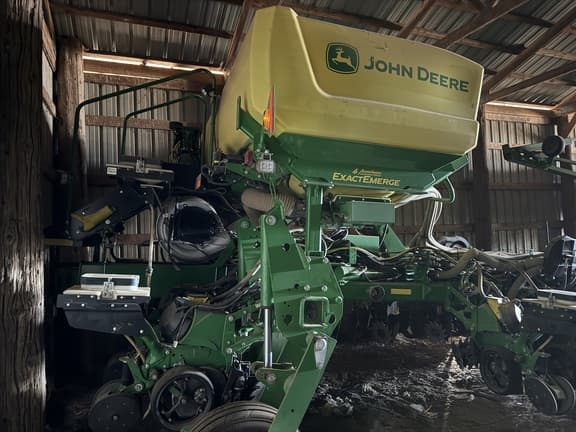Image of John Deere 1775 equipment image 2