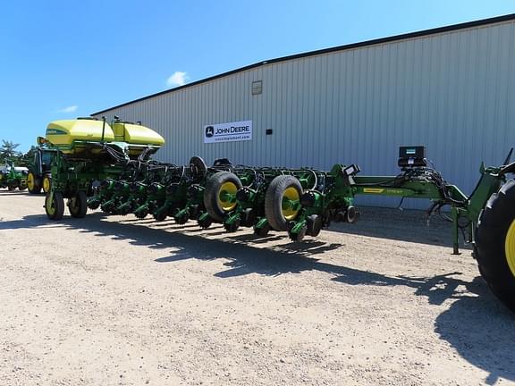 Image of John Deere 1775 equipment image 3