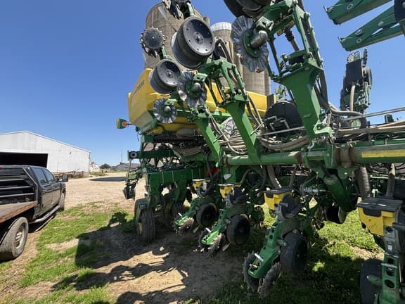 Image of John Deere 1795 equipment image 1