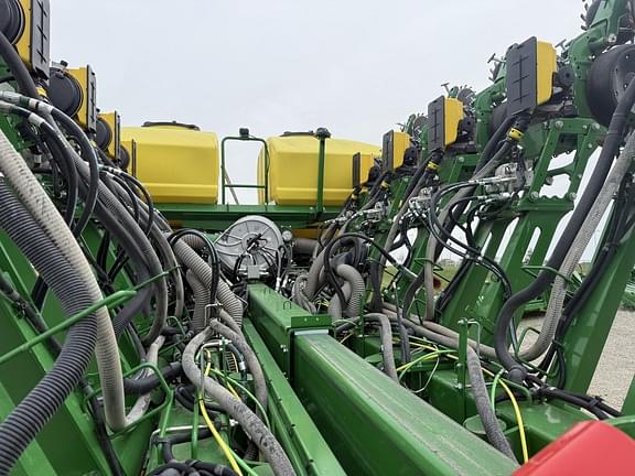 Image of John Deere 1795 equipment image 2