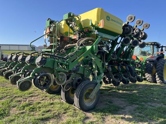 2022 John Deere 1795 Equipment Image0