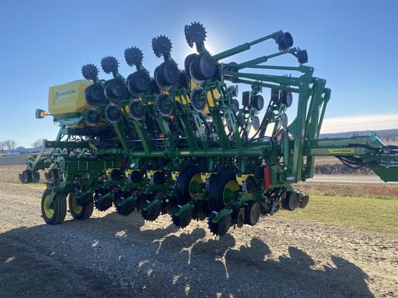 Image of John Deere 1795 equipment image 1