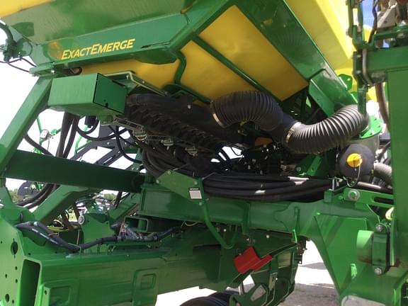 Image of John Deere 1795 equipment image 2