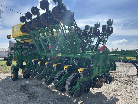 Image of John Deere 1795 equipment image 1
