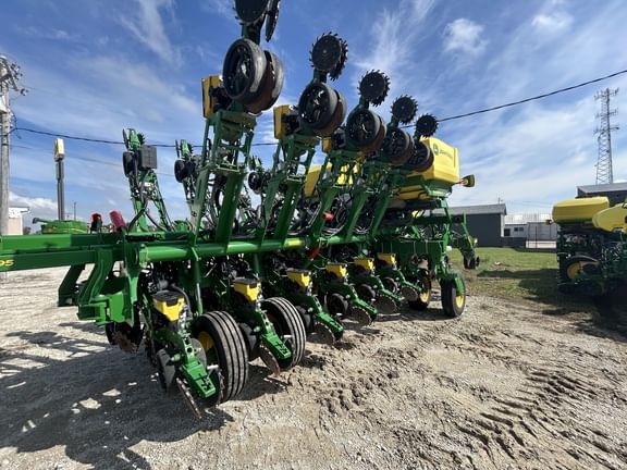 2022 John Deere 1795 Equipment Image0