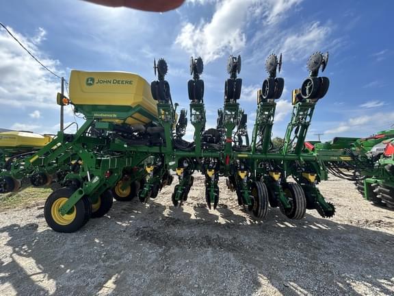 Image of John Deere 1795 equipment image 3