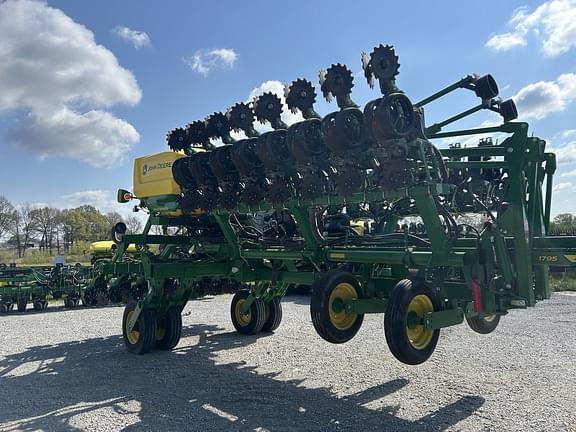 Image of John Deere 1795 equipment image 1