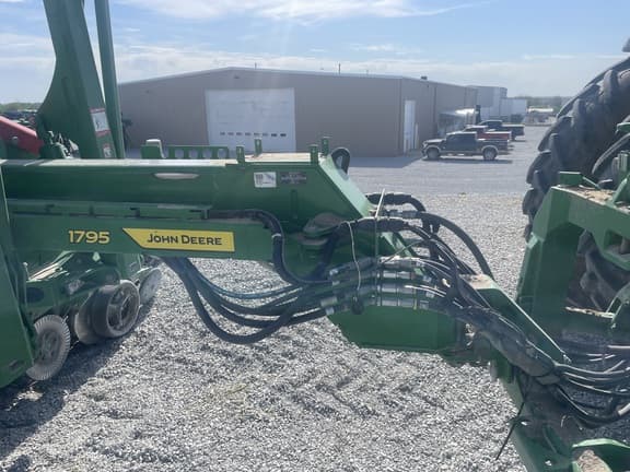 Image of John Deere 1795 equipment image 3