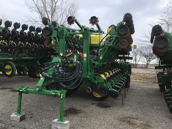 Image of John Deere 1795 equipment image 1