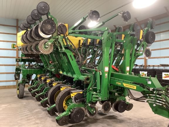 2022 John Deere 1795 Equipment Image0