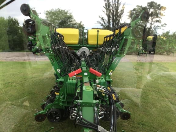 Image of John Deere 1795 equipment image 1