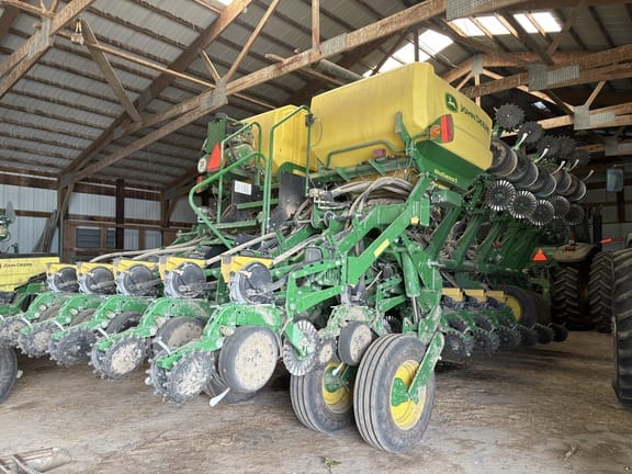 2022 John Deere 1795 Equipment Image0