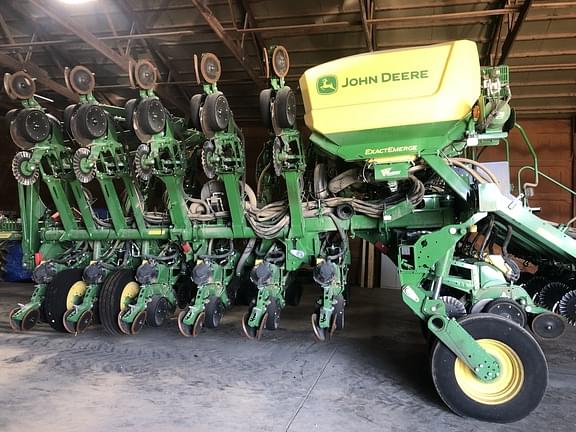 Image of John Deere 1795 equipment image 1