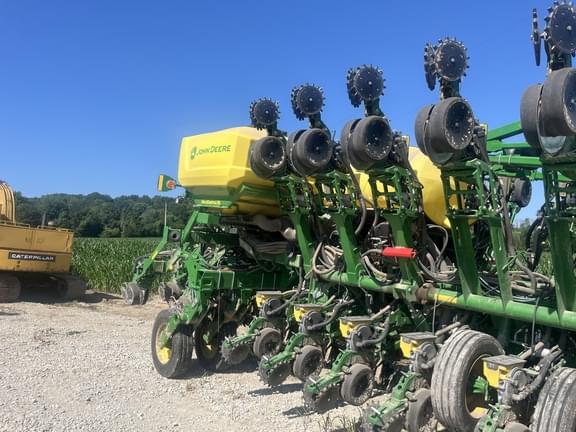 Image of John Deere 1795 equipment image 2