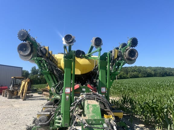 2022 John Deere 1795 Equipment Image0