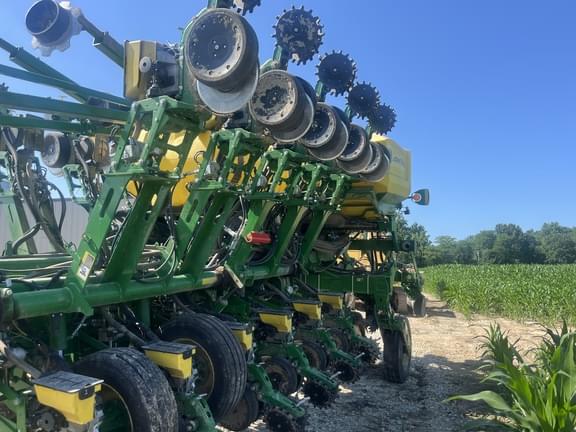 Image of John Deere 1795 equipment image 4