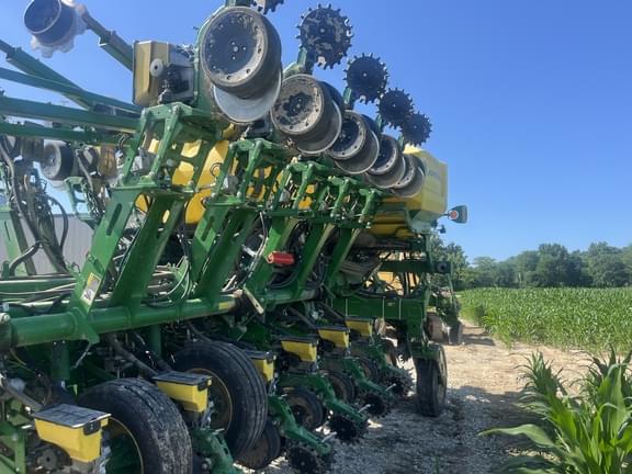 Image of John Deere 1795 equipment image 3