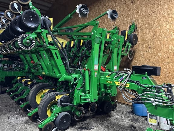 Image of John Deere 1795 equipment image 1