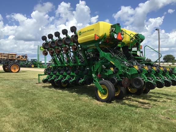 Image of John Deere 1795 equipment image 3