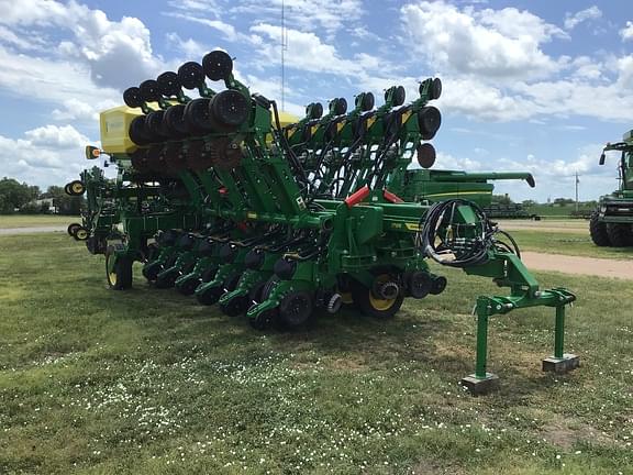 Image of John Deere 1795 equipment image 2