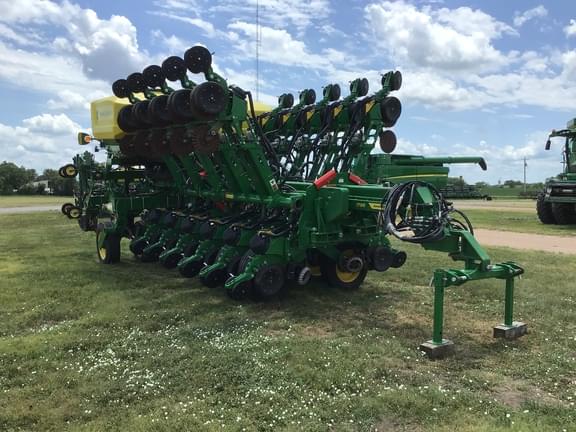 Image of John Deere 1795 equipment image 2